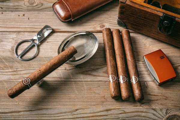 Luxury cigar accessories: cigar humidor & cigar accessories